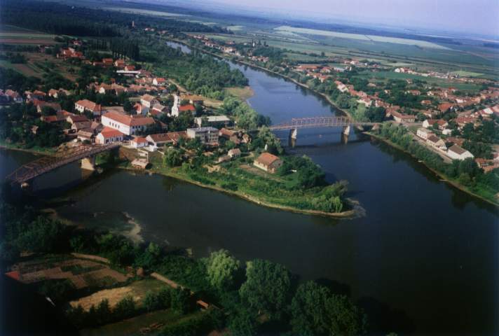 Na prodaju kuca sa lokalom u Morovicu.